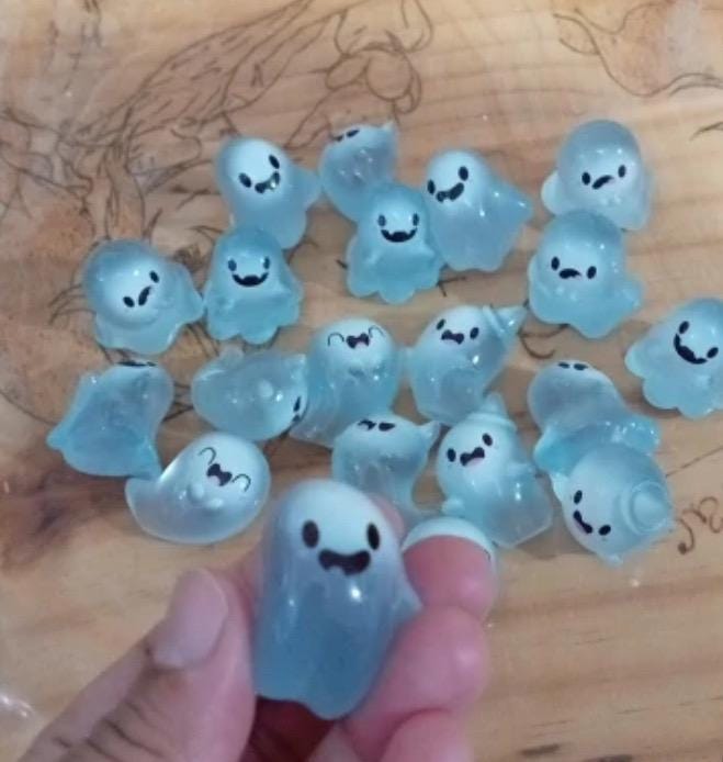 Mixed glow in the dark Halloween ghost resin cabochons 30mm