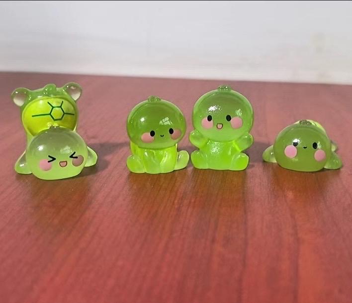 Mixed green turtle glow in the dark resin cabochons