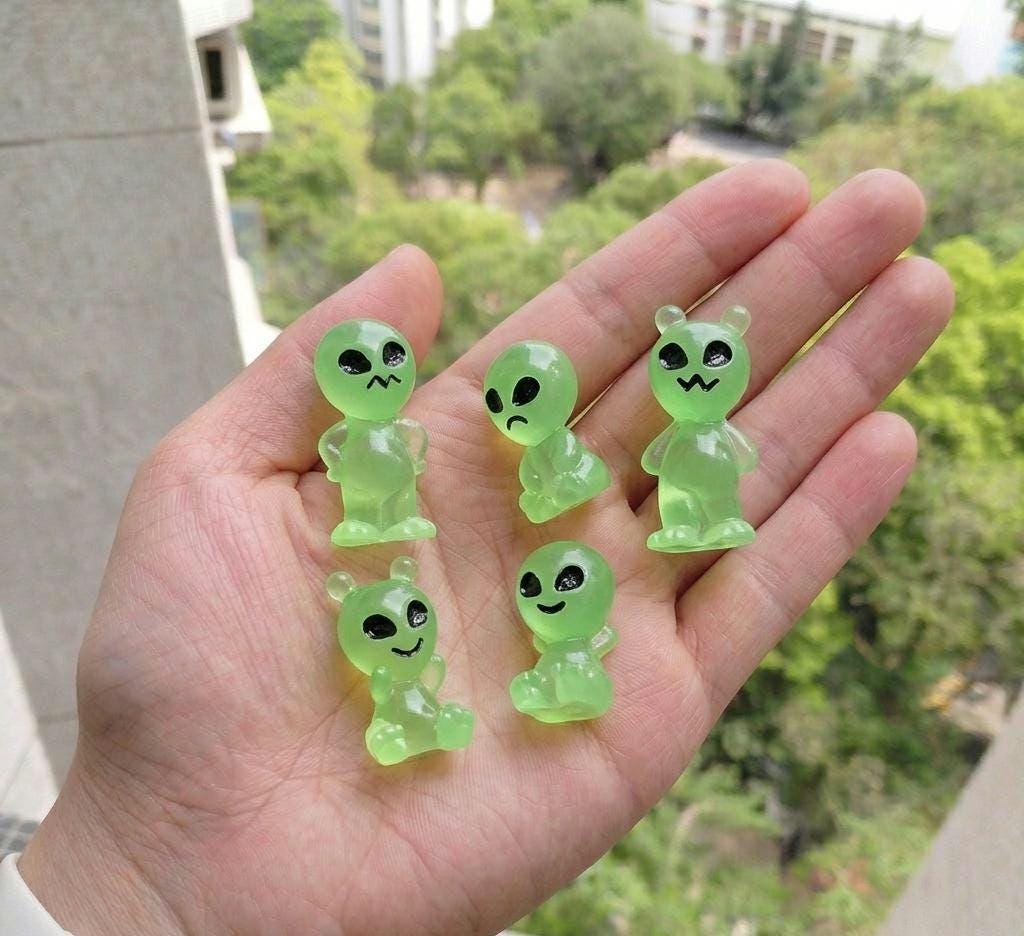 Glow in the Dark Alien Resin Charms | Luminous Space Creature Flatback Cabochons for DIY Crafts, Jewellery Making & Earrings