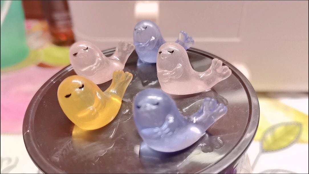 Colorful glow in the dark seal resin cabochons for ocean crafts