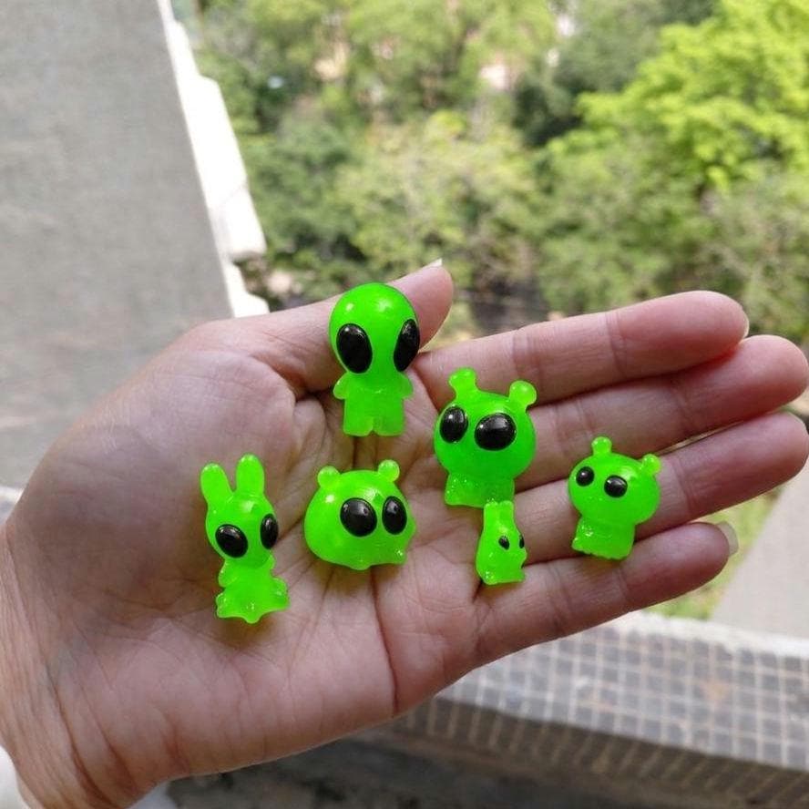 Glow in the dark alien resin charm cabochon for DIY crafts and decoden